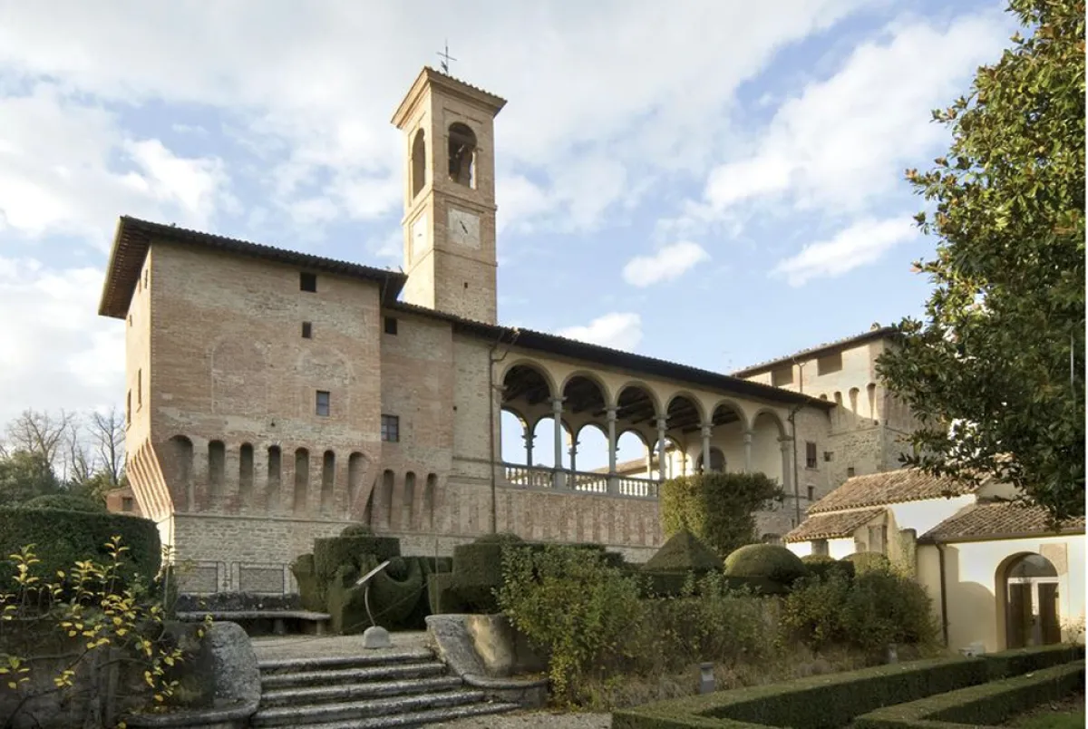 Castelli e dimore rinascimentali dell’Umbria: eleganza, potere e arte tra mura fortificate, logge panoramiche e affreschi che raccontano un’epoca
