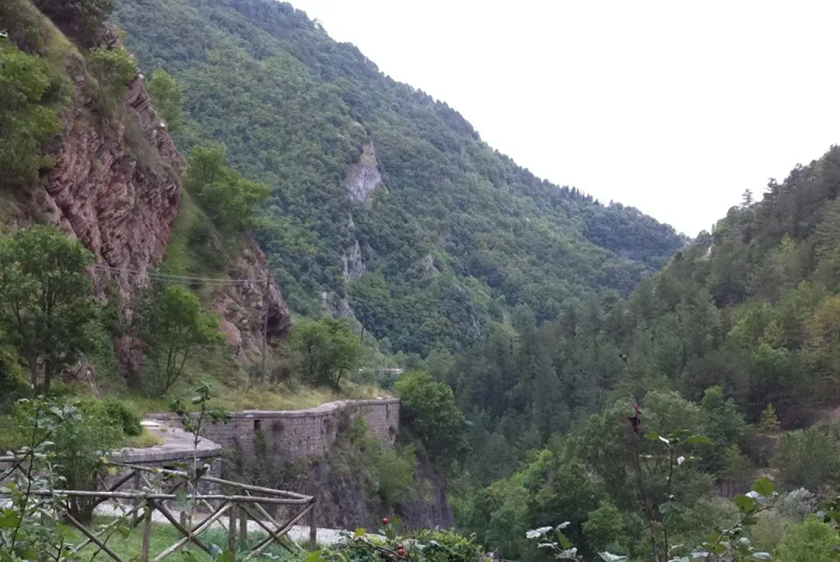 L’Umbria segreta degli acquedotti: itinerario tra antiche strutture idrauliche e paesaggi di straordinaria bellezza
