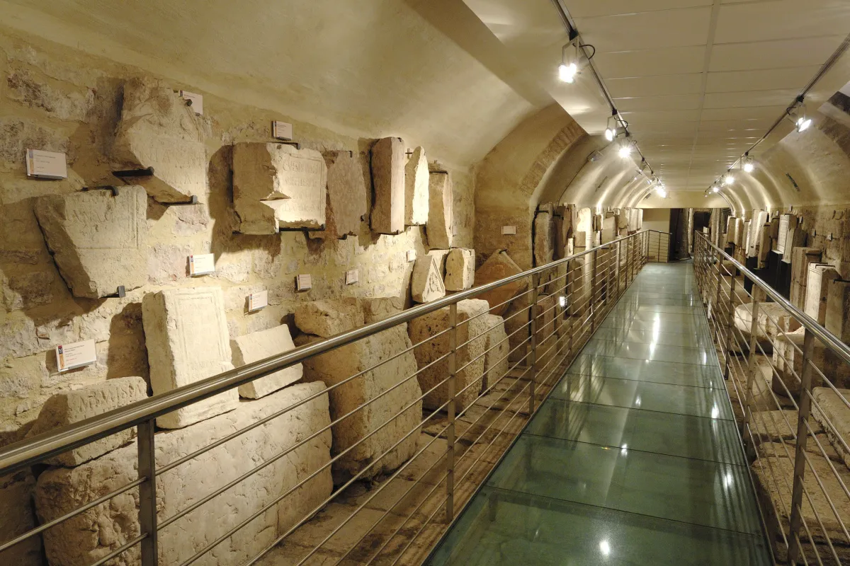 L’Umbria dei fori romani: un viaggio tra le vestigia delle antiche piazze pubbliche dove si intrecciavano politica, commercio e vita quotidiana