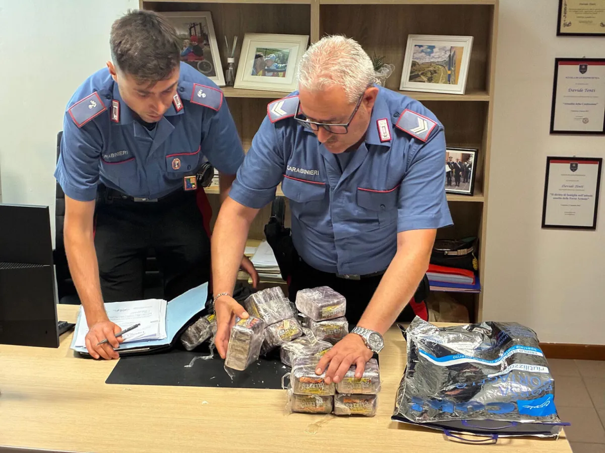 Gualdo Tadino, viaggiava con 7 kg di hashish in auto: arrestato 20enne laziale