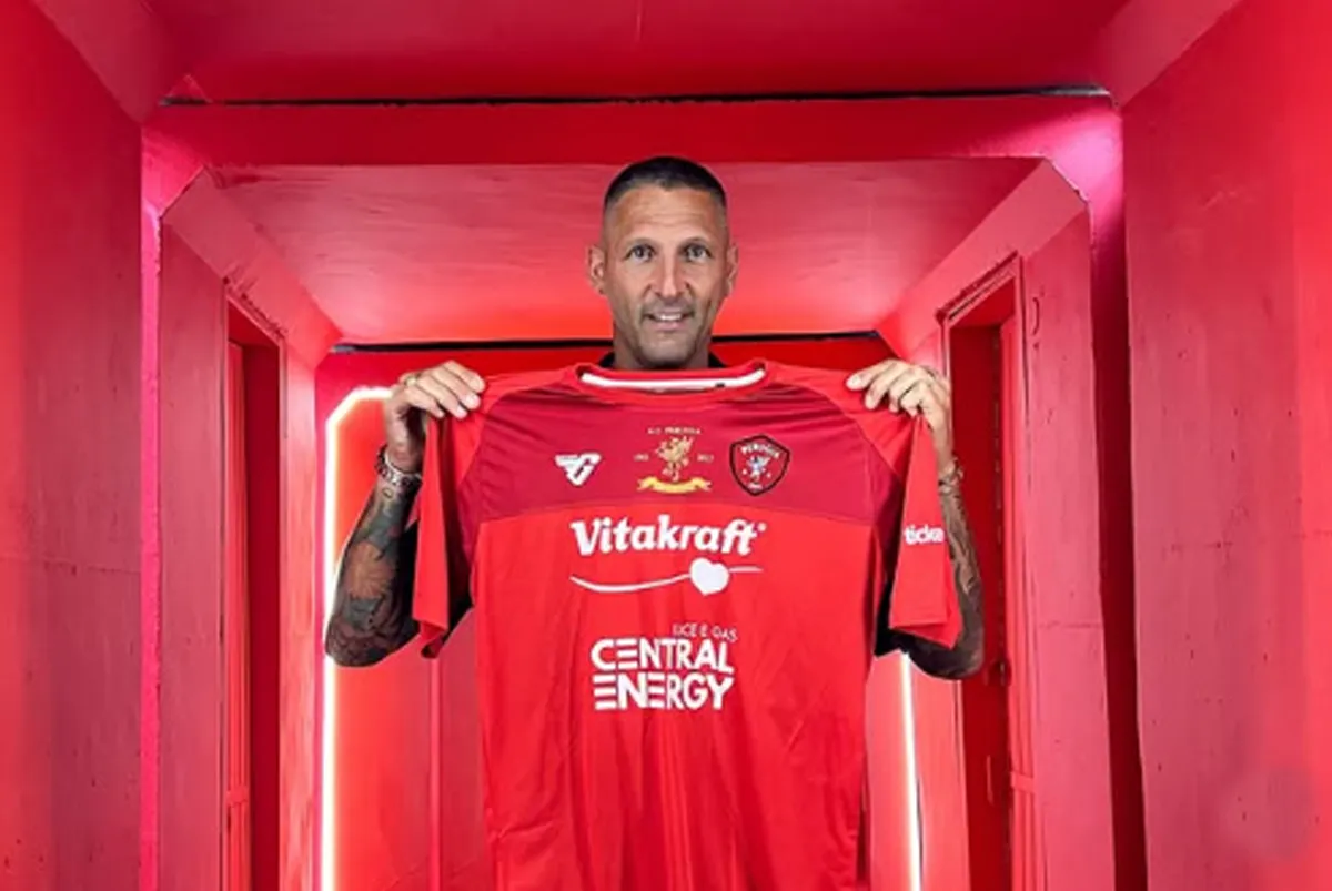 Perugia, Marco Materazzi omaggiato con la maglia dei 120 anni del club