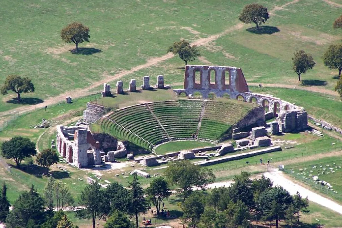 Sulle tracce dell’età augustea in Umbria: teatri, templi, fori e monumenti che raccontano la romanizzazione del cuore verde d’Italia