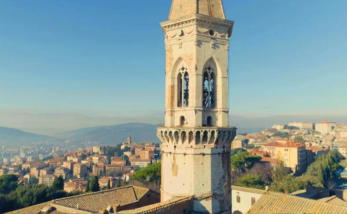 Antichi campanili dell’Umbria: custodi di fede, arte e memoria che dominano i paesaggi storici della regione