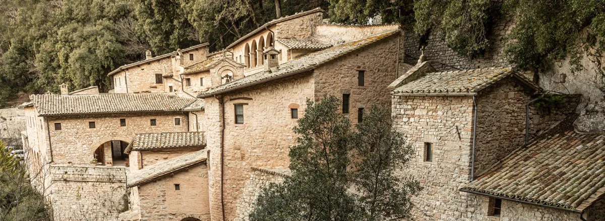L’Umbria degli eremiti: i luoghi del silenzio e della preghiera dove ancora oggi si respira un profondo senso di sacro