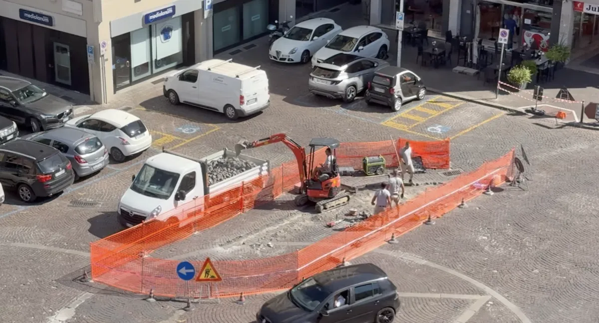 Piazza Ridolfi a Terni, il Comune interviene su sicurezza e pavimentazione. Ma FdI accusa: “Lavori non autorizzati, test farsa”