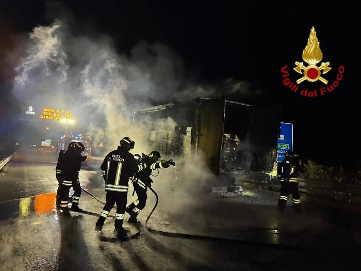 Foligno-Civitanova, caos nella notte: camion in fiamme ma nessun ferito