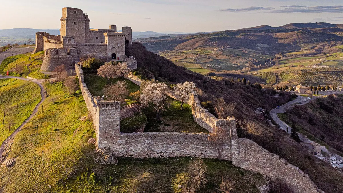 Tra rocche, cinte murarie e torri d’avvistamento: alla scoperta delle fortificazioni storiche dell’Umbria, testimoni di guerre, potere e bellezza architettonica