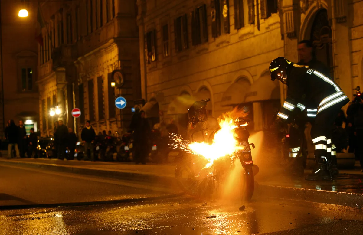 Incendio di uno scooter in Via Tifernate a Gubbio: le possibili cause tra modifiche alla marmitta e malfunzionamenti