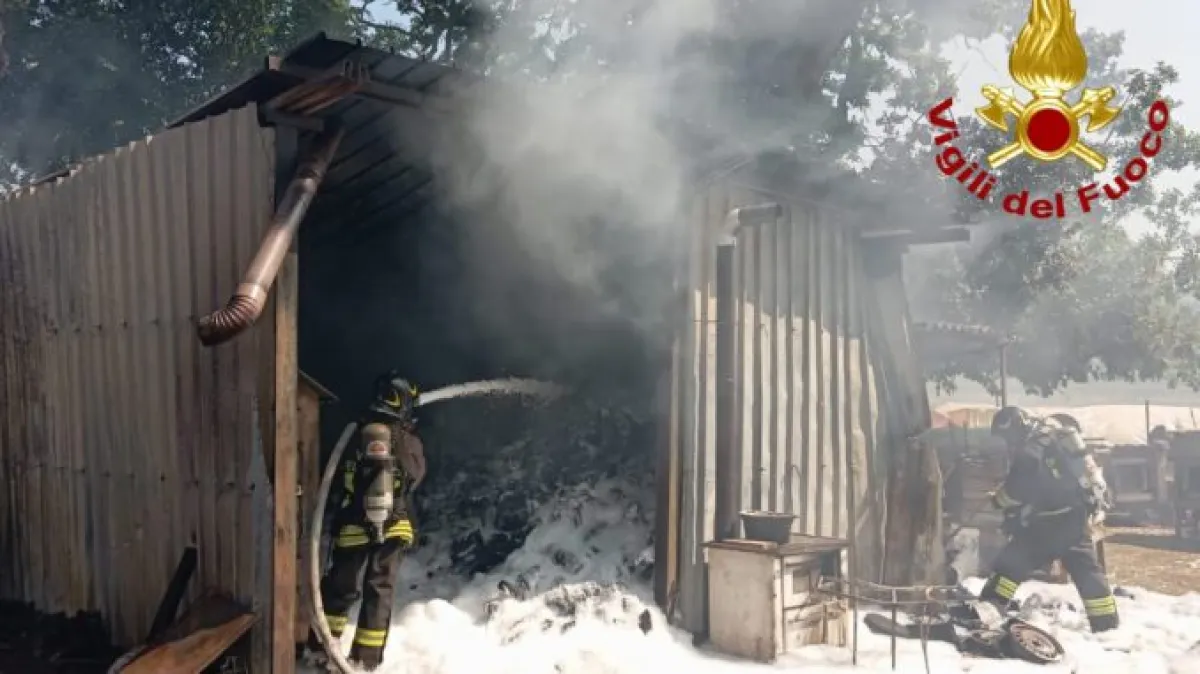 Incendio a Fabro devasta un annesso agricolo: ferito il proprietario. Allarme roghi in Umbria