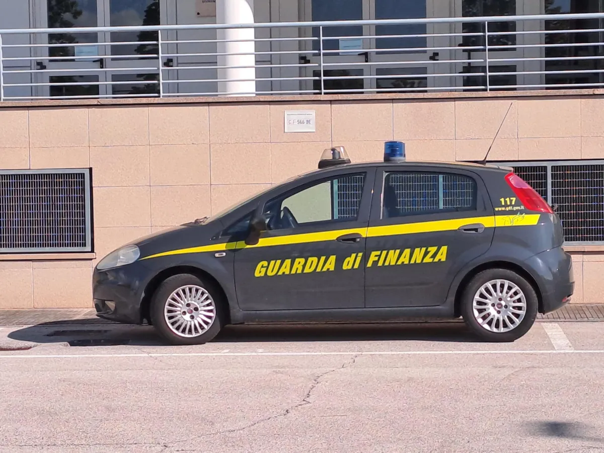 Foligno, maxisequestro di beni contraffatti: denunciato un cittadino cinese, scoperto dai social