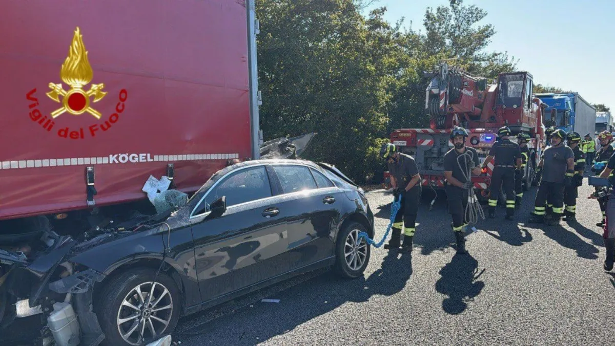 Raccordo Bettolle-Perugia, incidente tra una Mercedes e un camion: auto distrutta