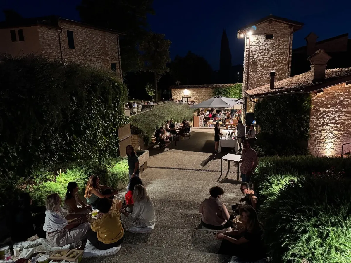 Successo per la 1ª edizione di “Pic Nic sotto le Stelle” alla Cantina Semonte: solidarietà, musica e un ecografo per l’Ospedale di Branca
