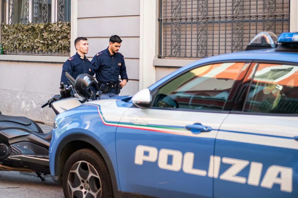 Orvieto, causa incidente e fugge. Una volta identificato brandisce tre coltelli