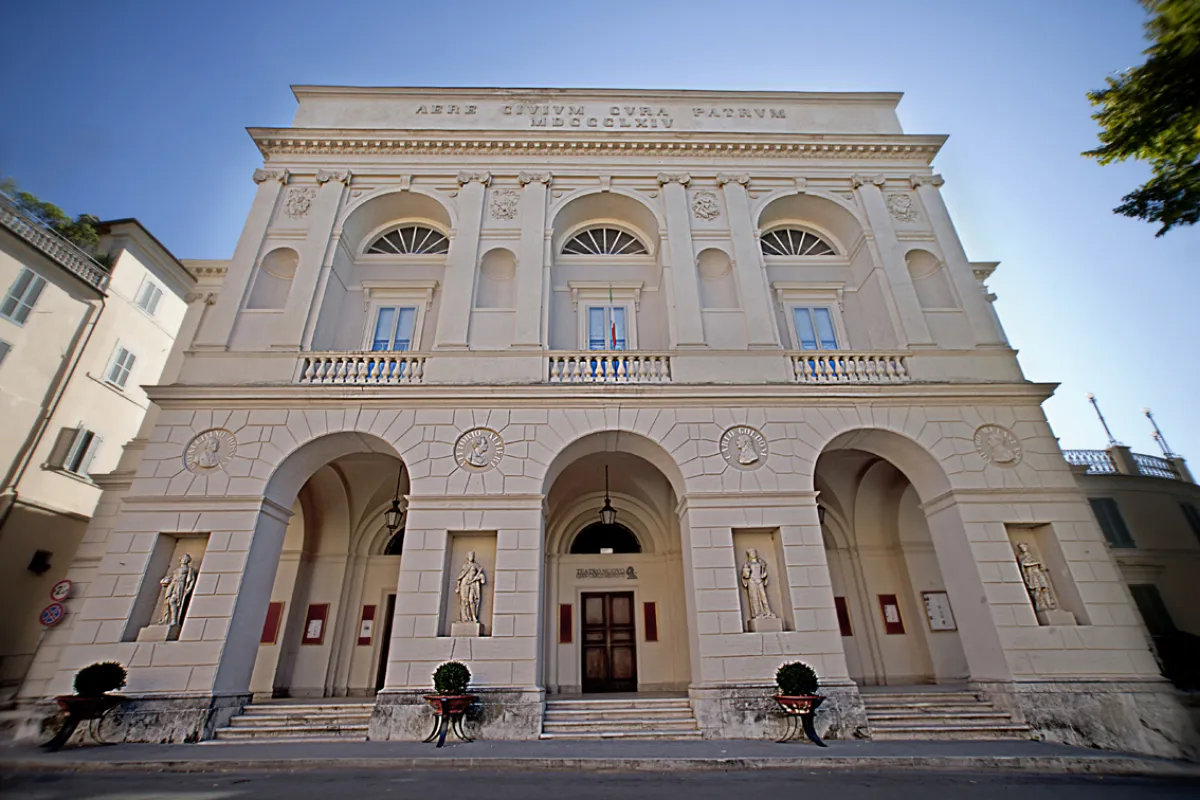 Dalle quinte agli spalti: l’affascinante mondo dei teatri storici umbri e il loro ruolo nella tradizione artistica locale