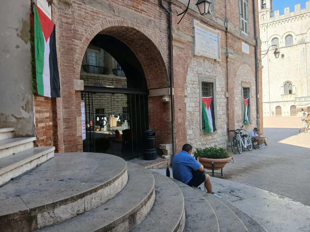 Gubbio, nuove bandiere della Palestina a Palazzo Pretorio: Polizia Locale e Carabinieri sequestrano cinque vessilli. Indagini in corso grazie alle telecamere di Piazza Grande