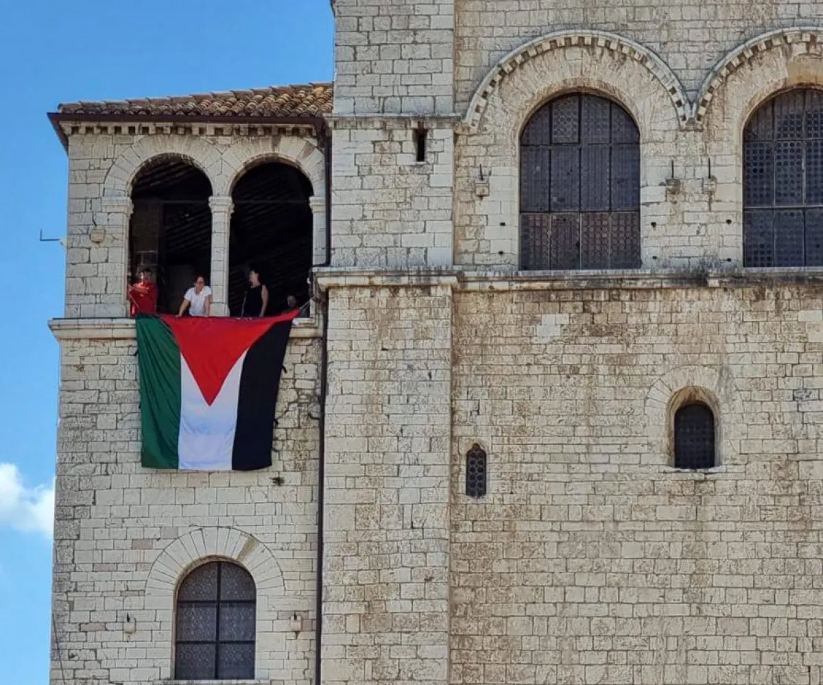 Bandiere della Palestina a Gubbio: legami tra il blitz diurno al Palazzo dei Consoli e l’azione al Palazzo Pretorio