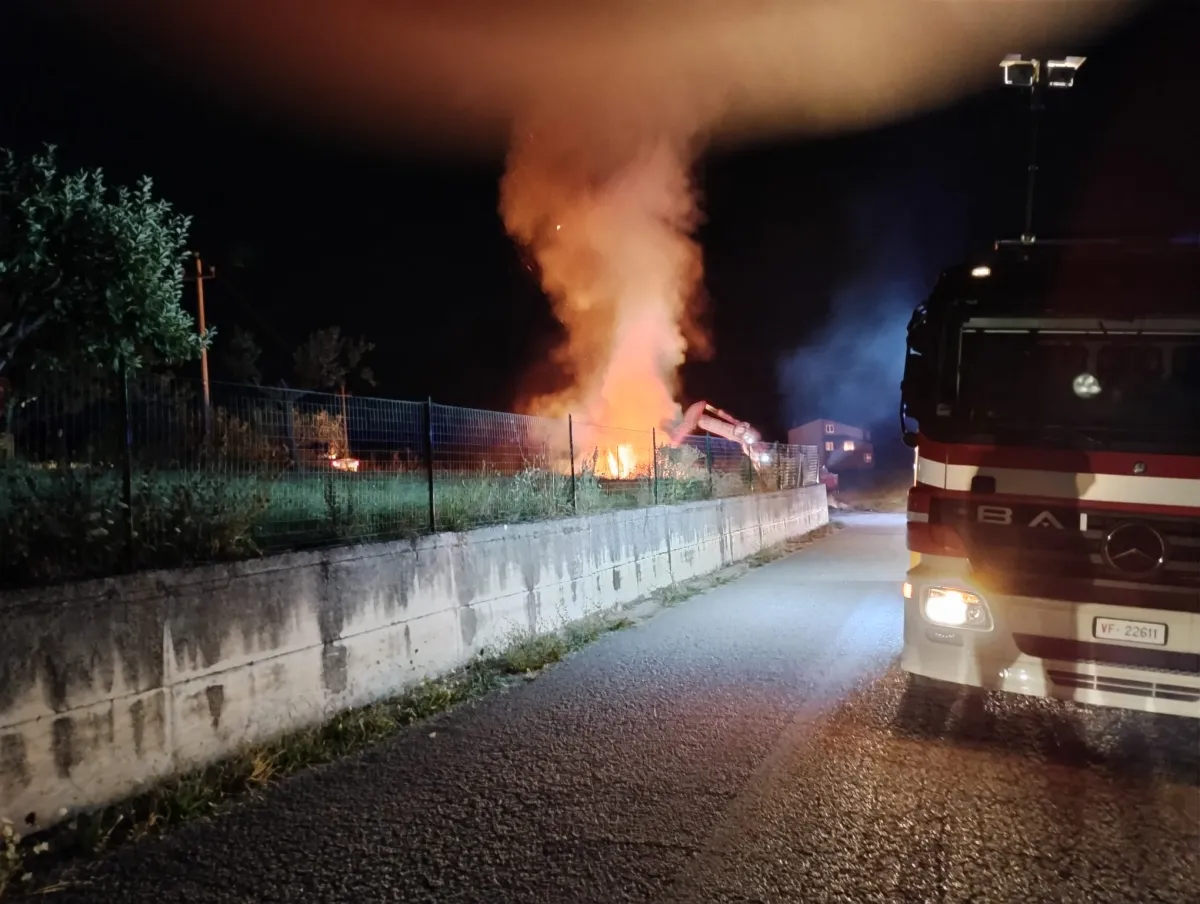 Incendio di rotoballe a Branca di Gubbio: fiamme per tutta la notte in Via Le Case