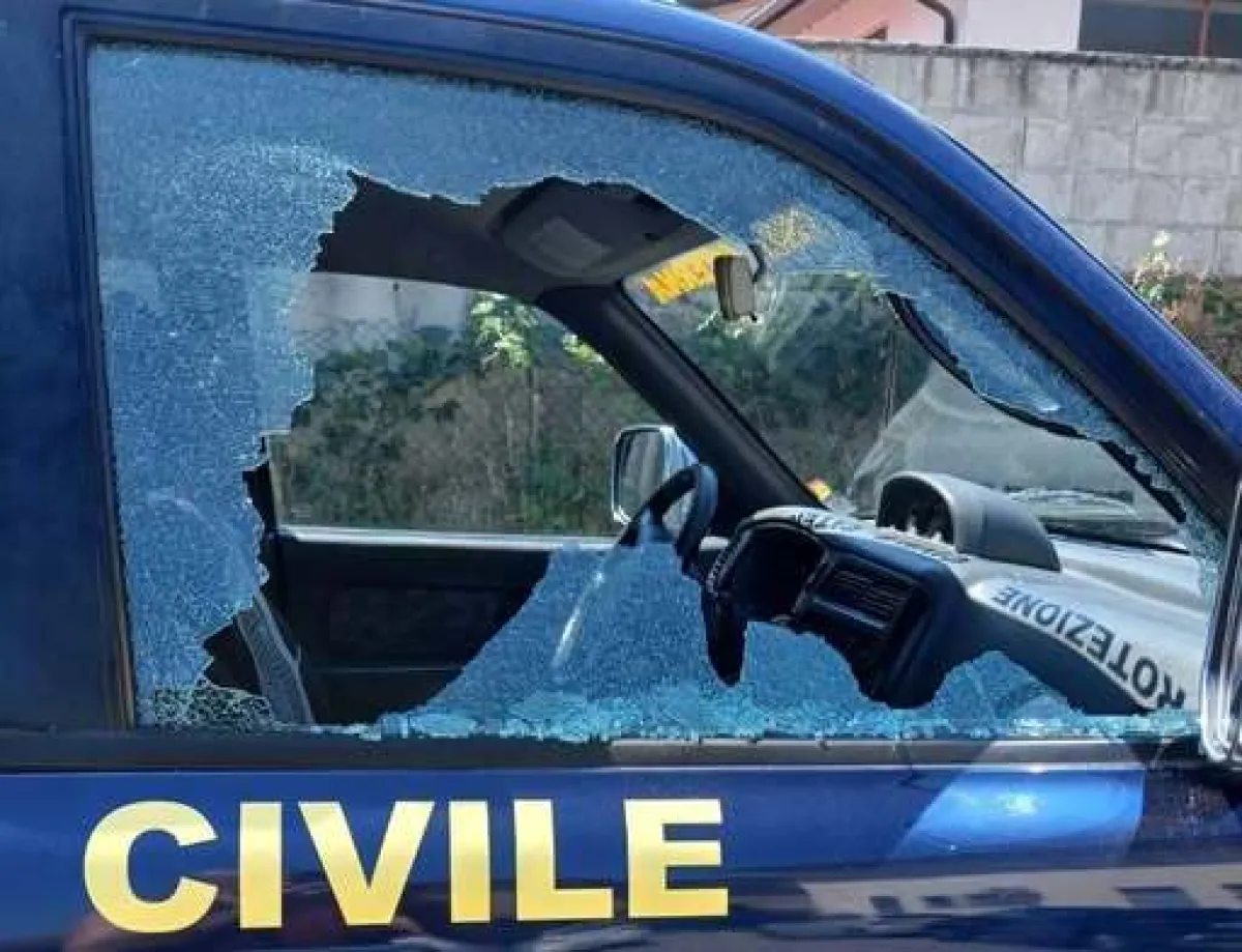 Vandali lanciano sassi sull’auto della Protezione Civile di Citerna, il Sindaco: "Un atto che non resterà impunito"