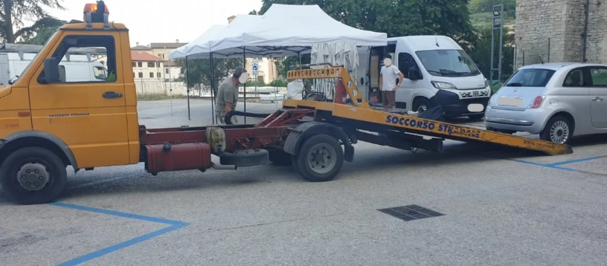 Gubbio, controlli al Mercato del Martedì: 8 auto multate, 5 rimosse dalla Polizia Locale