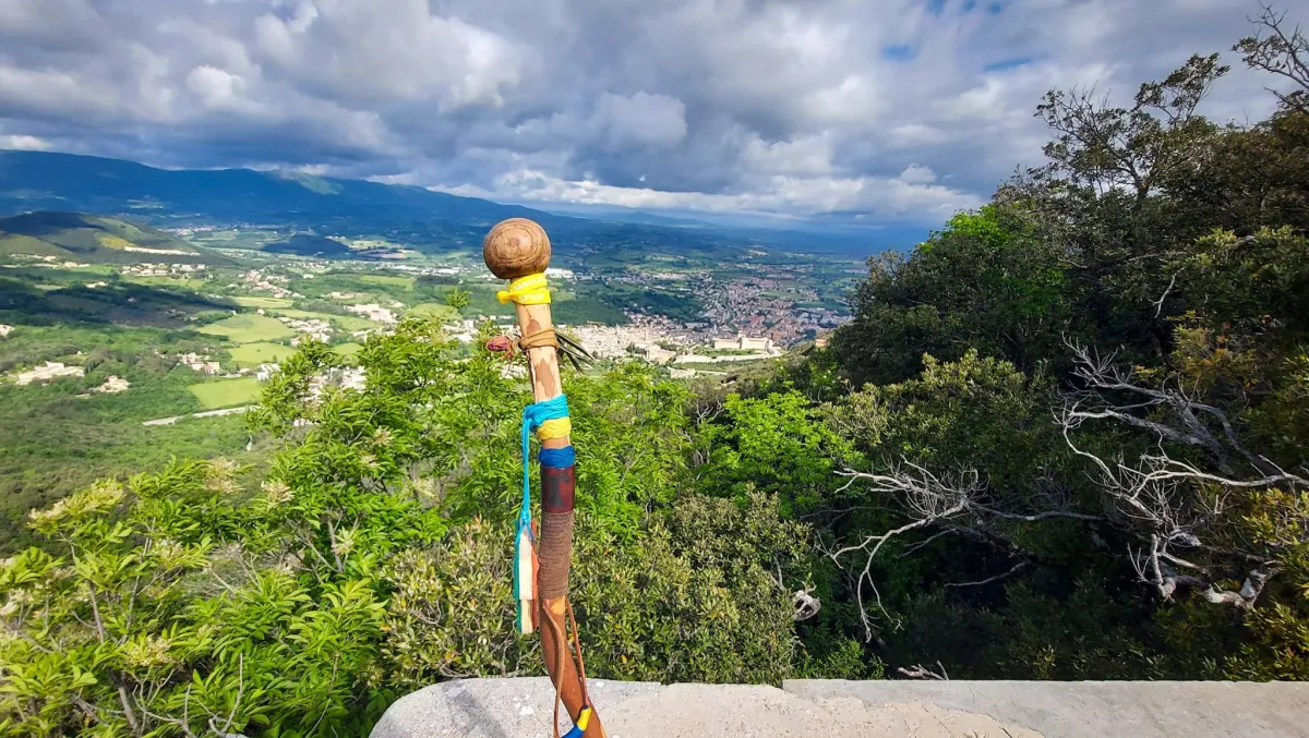 Pulizia e volontariato sulla Via di Francesco a San Pietro in Vigneto: oltre 40 camminatori tra fede e natura