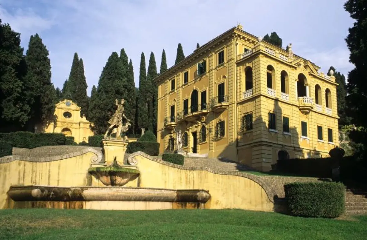 Le ville dell’Umbria: dimore signorili immerse in paesaggi da cartolina, dove storia, architettura e natura si intrecciano in un’eleganza eterna