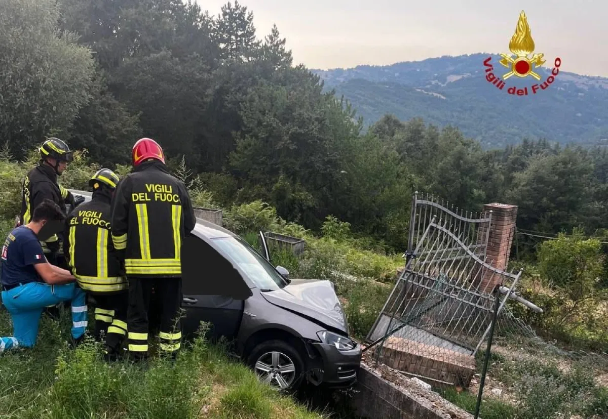 Incidente stradale a Scritto: auto finisce contro il cancello di una villetta. Coinvolta una famiglia di Perugia