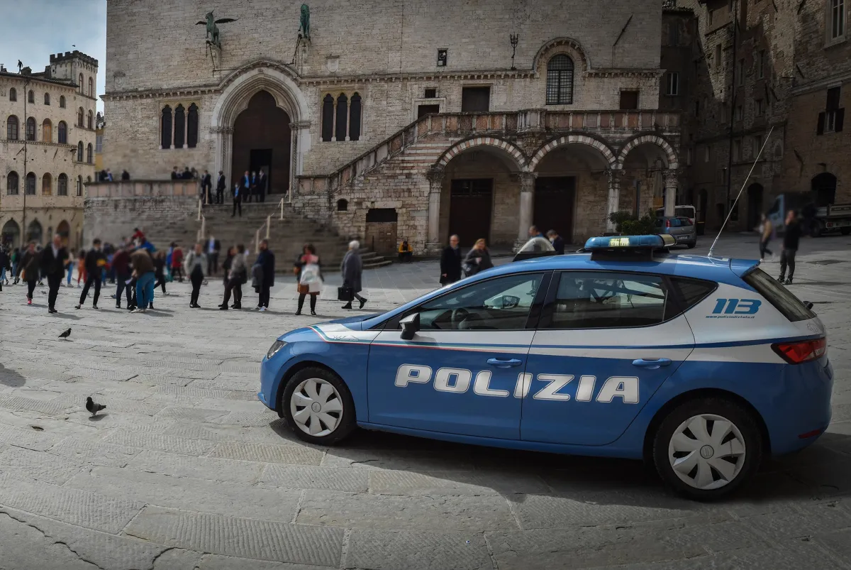 Perugia, straniero sorpreso con merce sospetta: denunciato dalla Polizia
