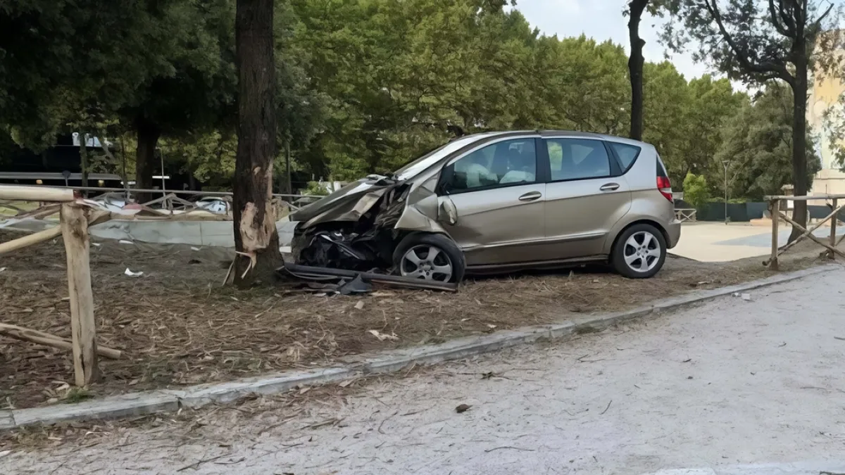 Perugia, incidente stradale in Piazza del Bacio: auto finisce contro un albero