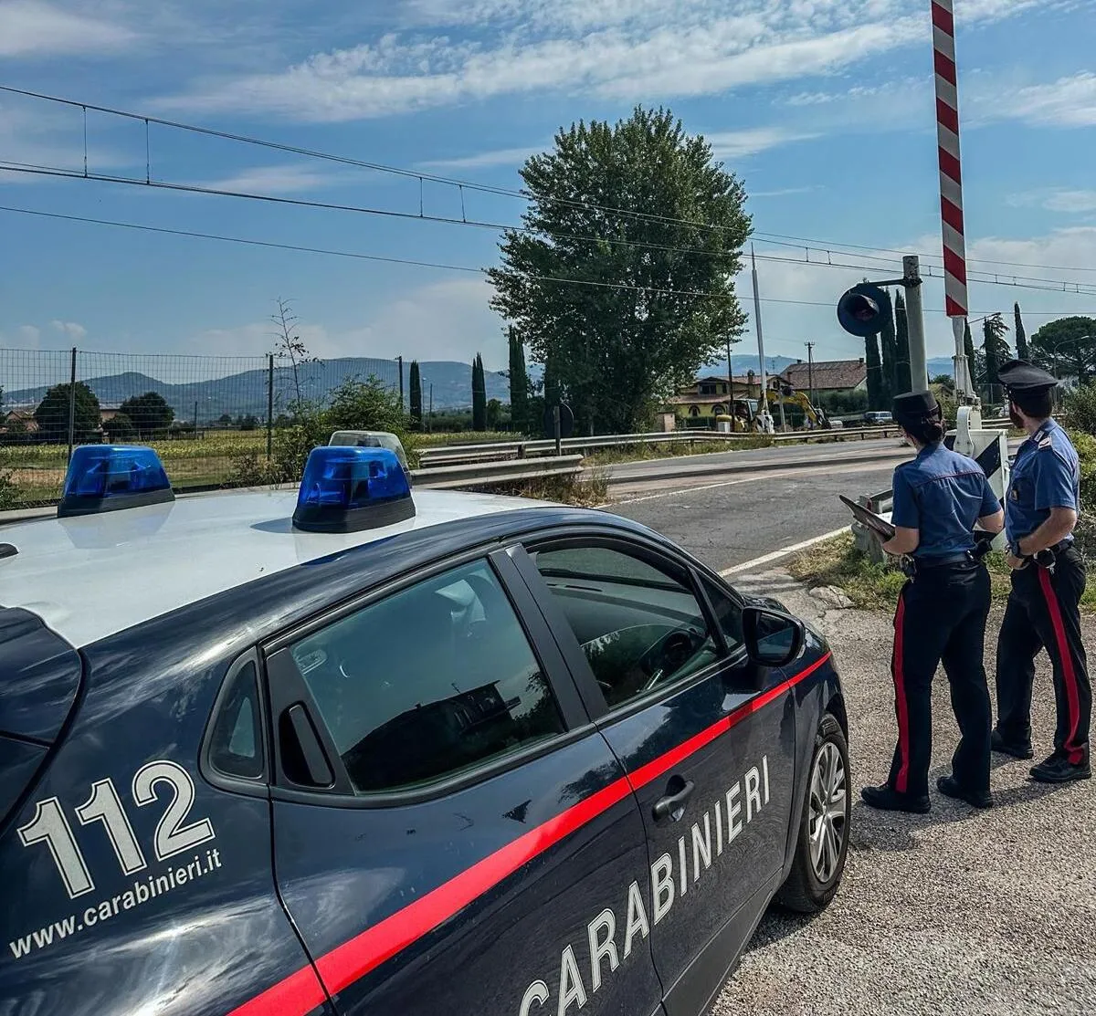 Bastia Umbra, auto bloccata sui binari dopo malore del conducente: provvidenziale l'intervento dei Carabinieri