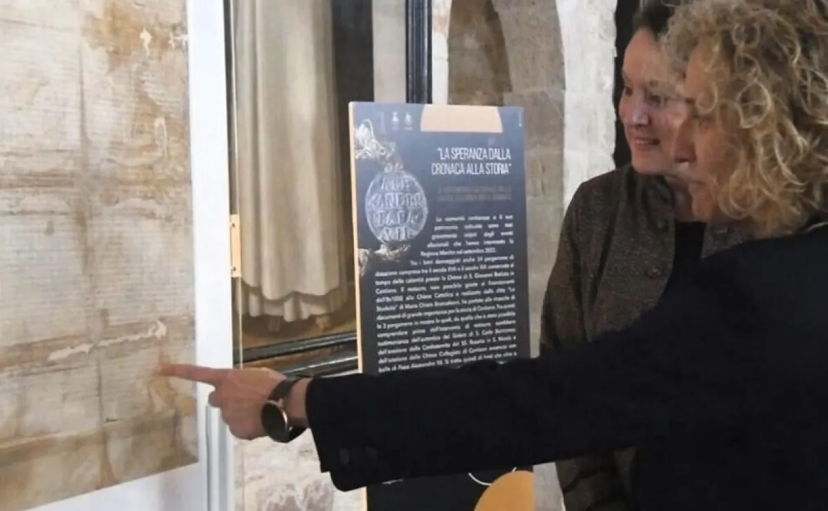 Ritorna a Cantiano la Pergamena della Collegiata: simbolo di rinascita dopo l’alluvione del 2022
