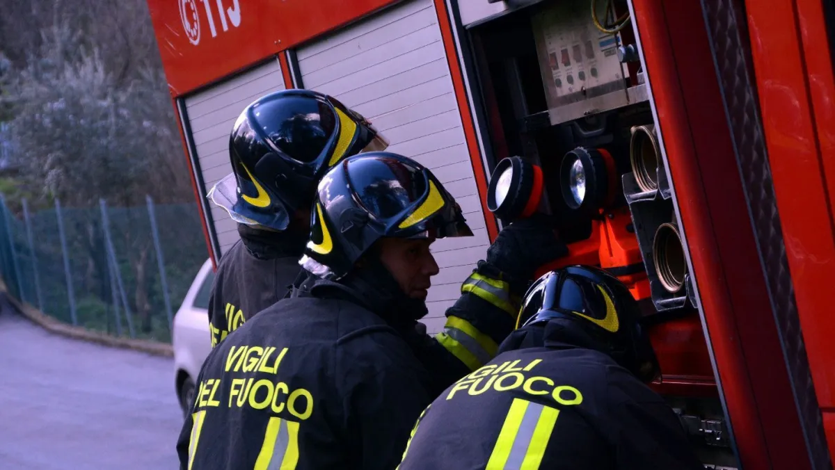 Terni, incendio a Collescipoli: furgone in fiamme, autista illeso