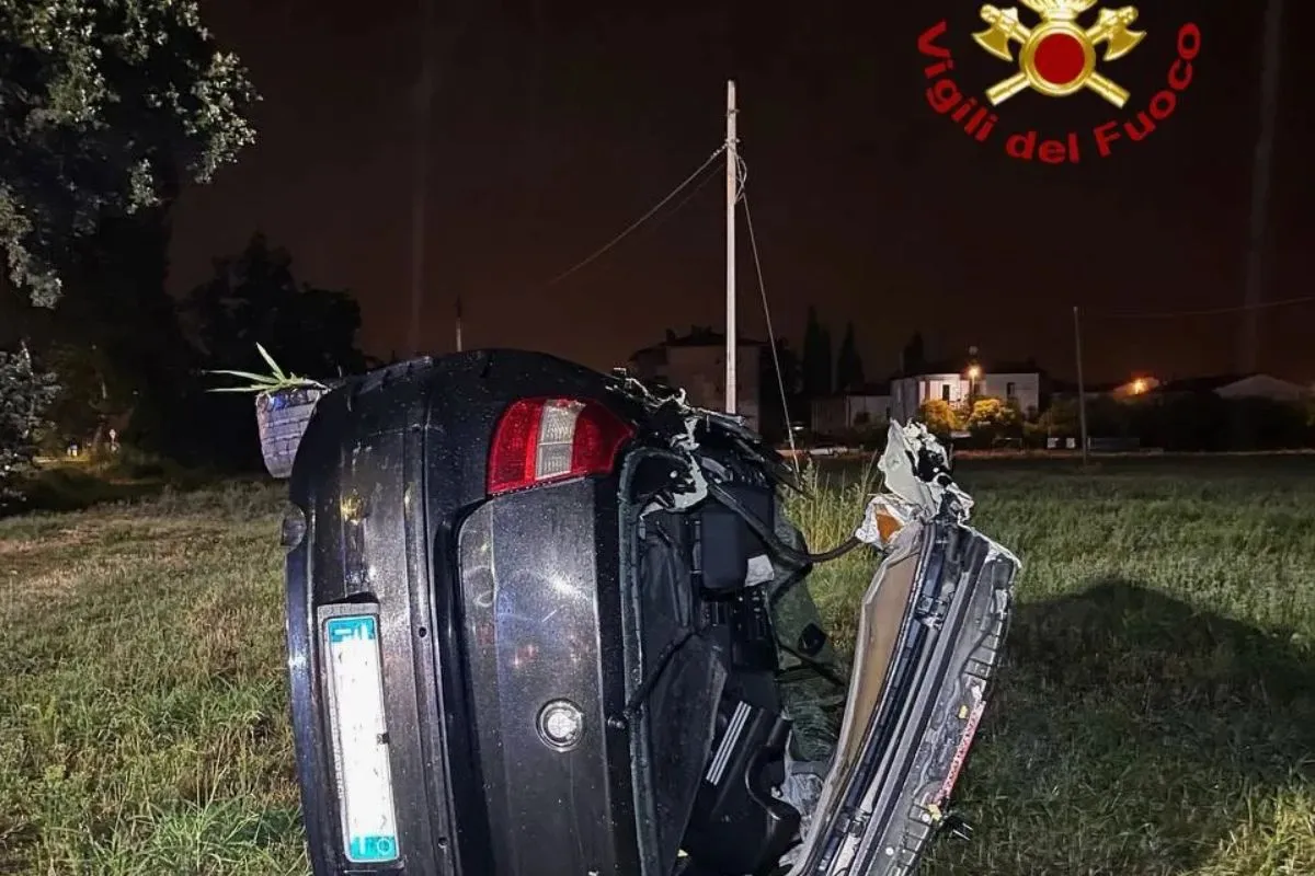 Notte di paura a Foligno: auto si ribalta con cinque ragazzi a bordo, una giovane è in gravi condizioni