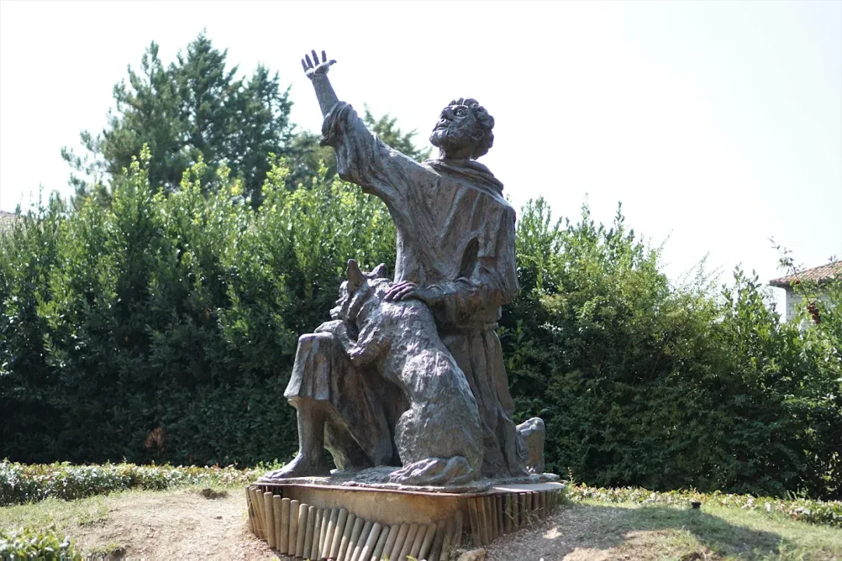 Degrado a Largo San Francesco a Gubbio: appello dei cittadini per la riqualificazione della zona della statua di San Francesco e il lupo