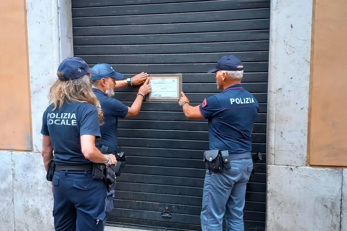 Terni, licenze sospese a due minimarket: alcol ai minori e locali a rischio sicurezza