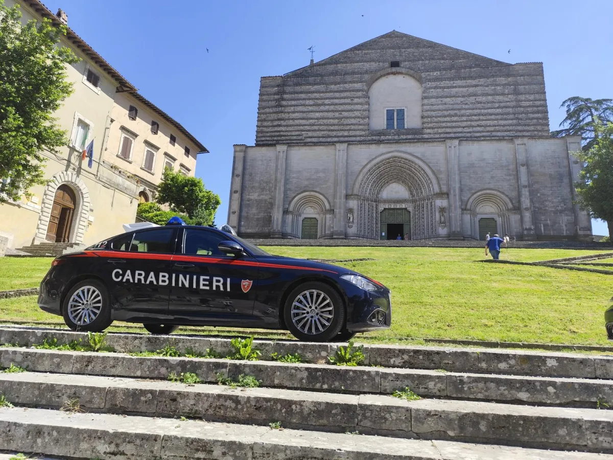 Todi, non si ferma al posto di blocco dei Carabinieri: nei guai un 16enne
