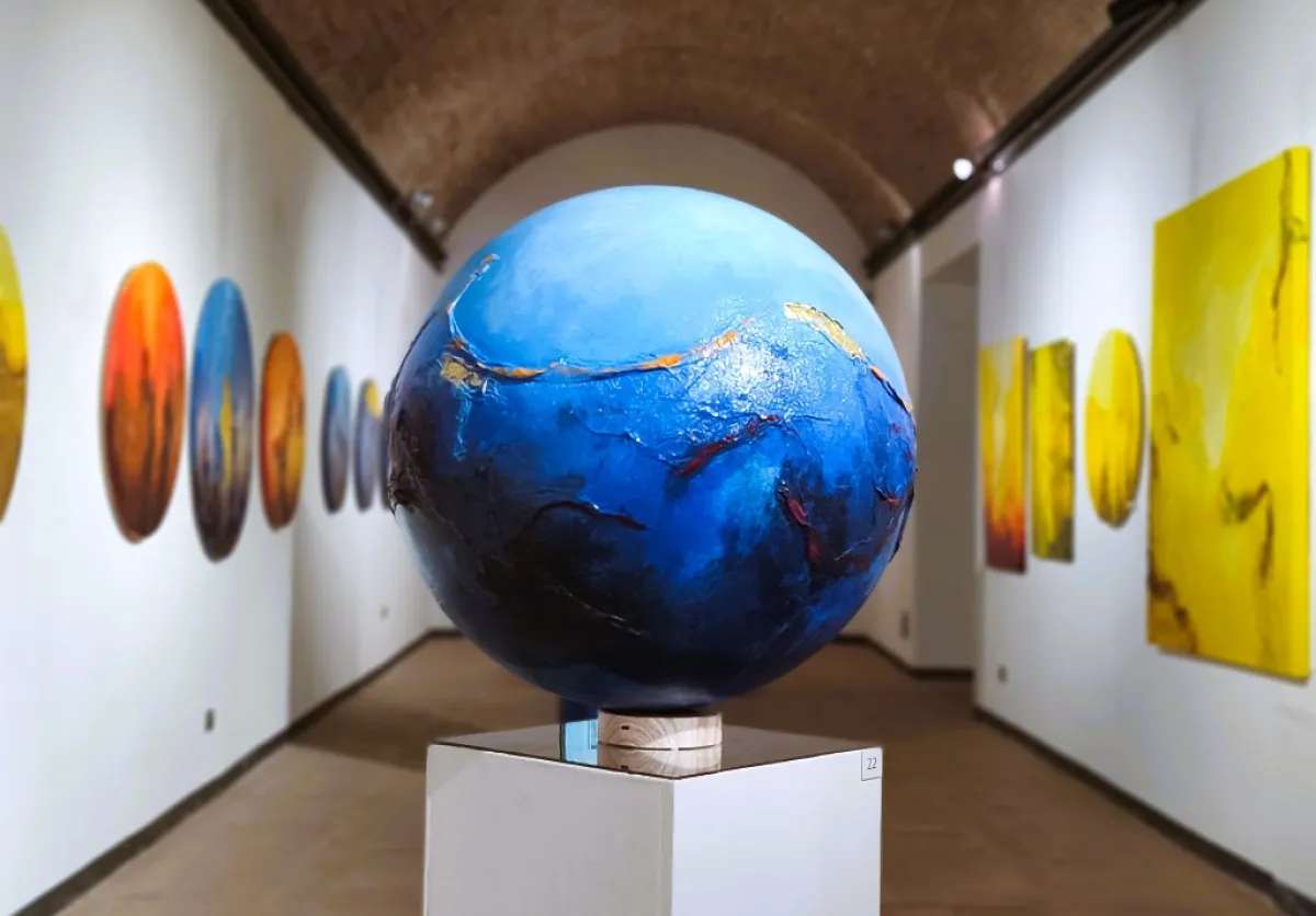 Specchi di mondi, a Montefalco la mostra d’arte contemporanea che spazia tra paesaggi e infinito