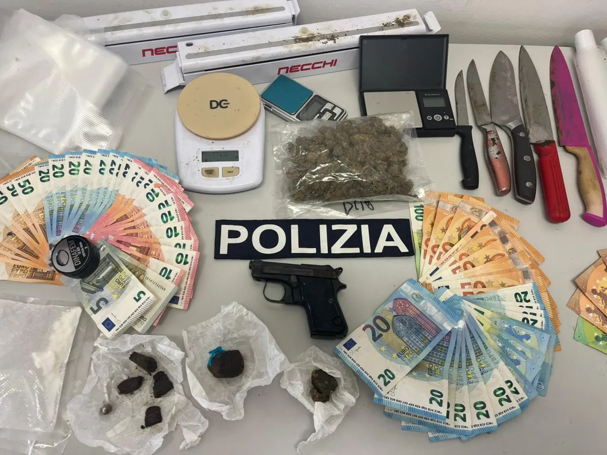 Foligno, arrestato 31enne: in casa un deposito di droga e una pistola