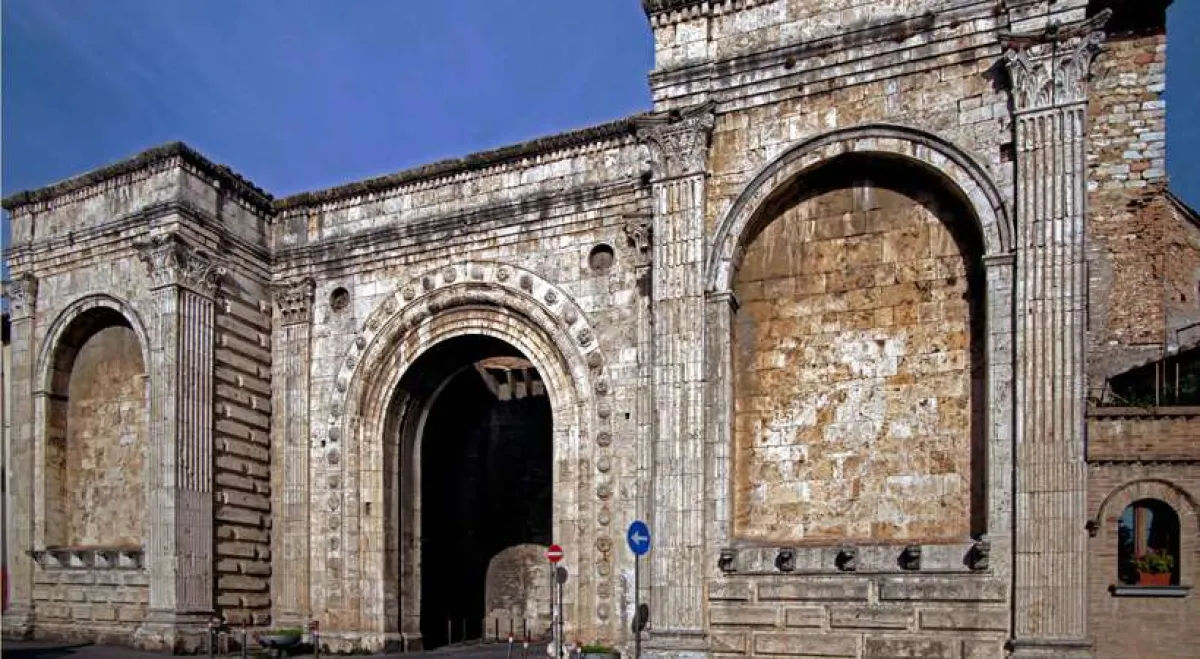 Le antiche porte dell'Umbria tra storia, architettura e leggende: alla scoperta degli accessi che custodiscono i segreti dei borghi e delle città fortificate