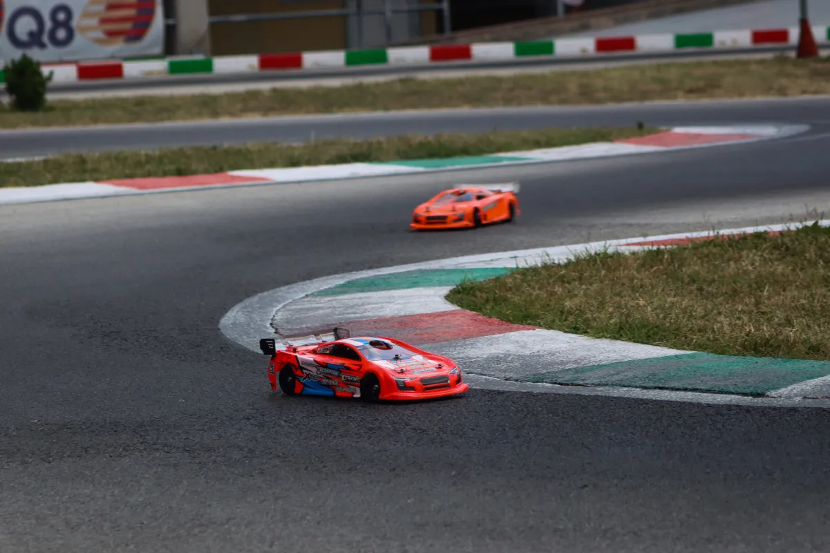 Gubbio capitale del modellismo dinamico: dal 3 al 6 settembre il Campionato europeo over 40 di automodellismo