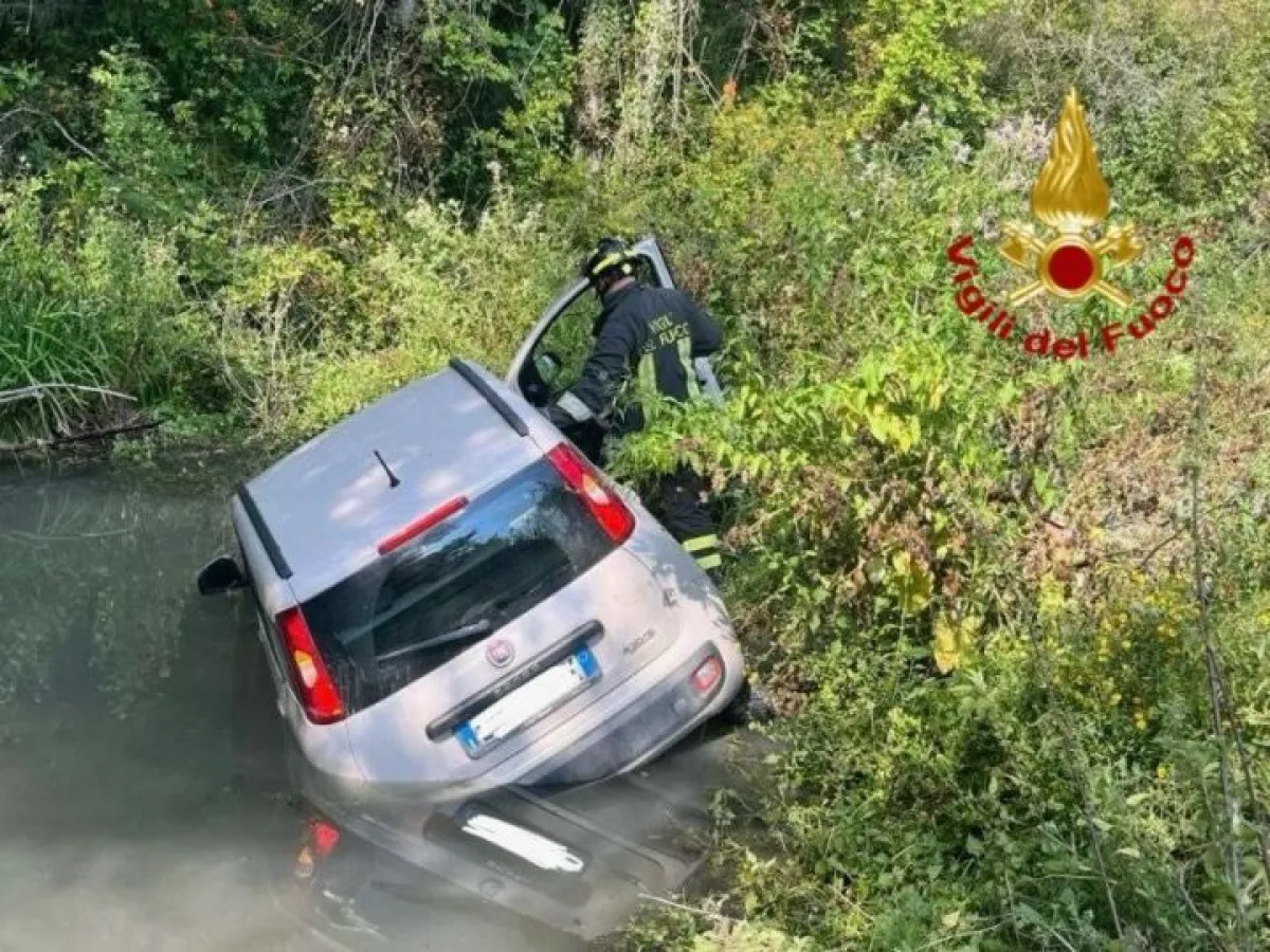 Città di Castello, donna finisce con l'auto nel torrente: illesa