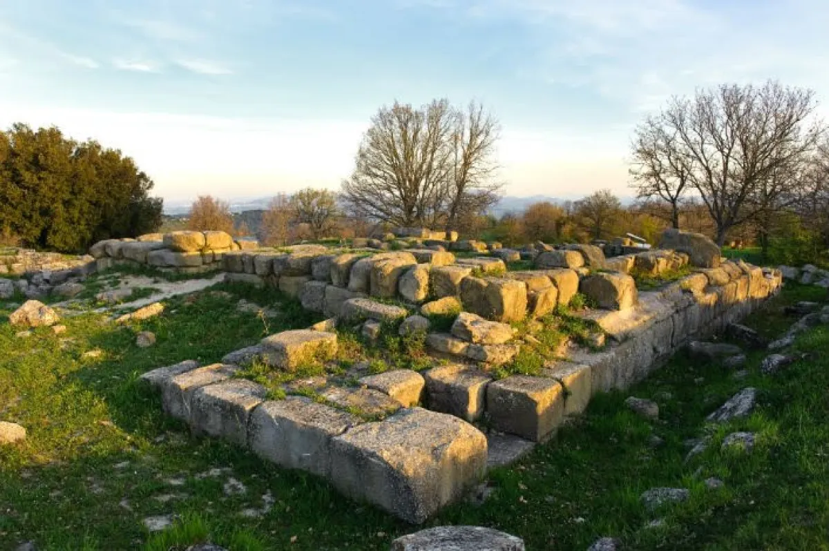 Dai colli alle valli umbre, un percorso tra i siti archeologici più celebri della regione: templi, teatri e reperti che raccontano millenni di civiltà
