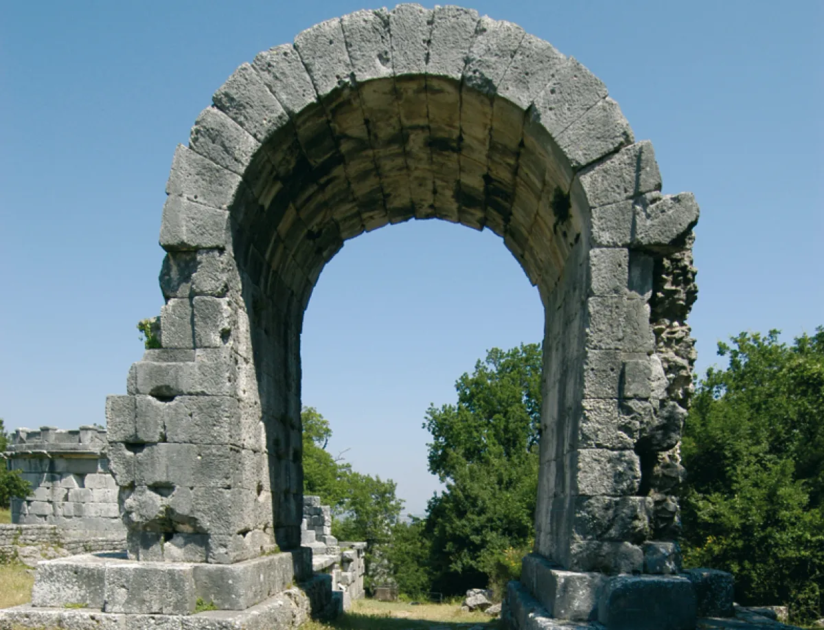 Un viaggio nel tempo tra i reperti lasciati dagli antichi Romani in Umbria: dai grandi monumenti alle piccole testimonianze quotidiane che narrano la storia di una civiltà eterna