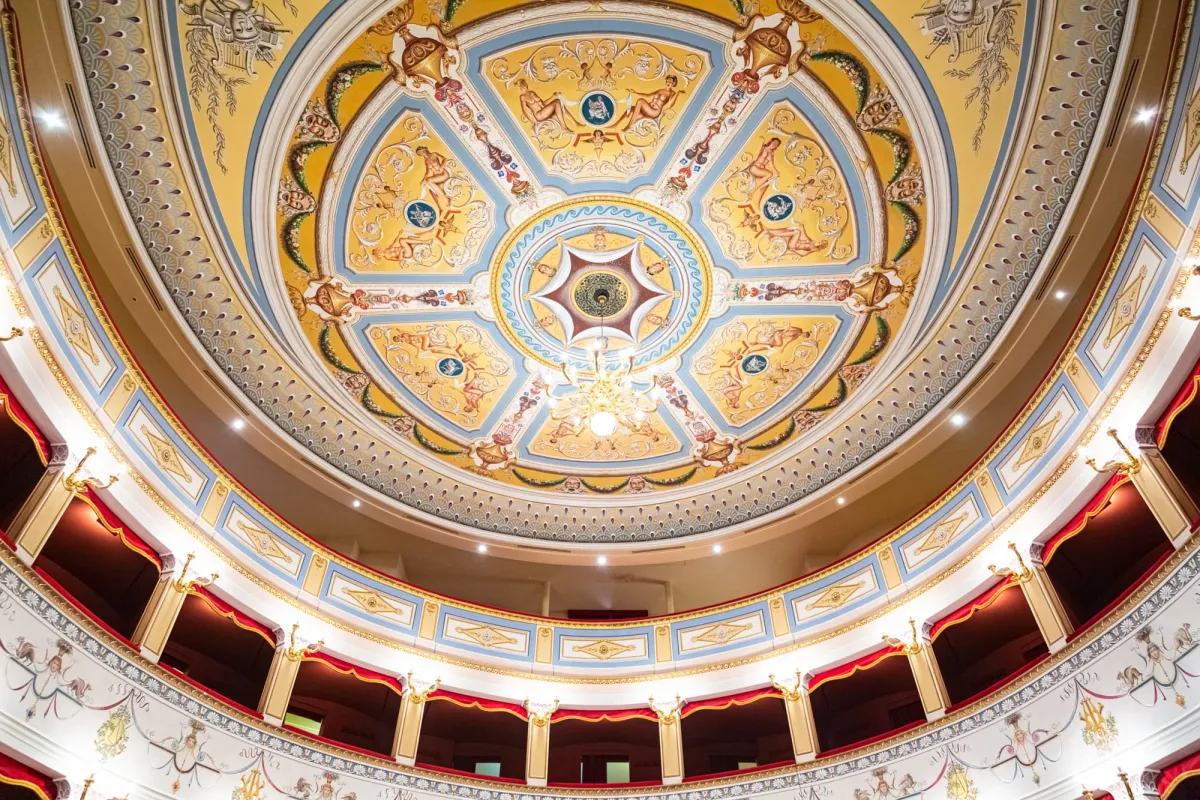 Sipari antichi, palcoscenici storici e atmosfere uniche: i piccoli teatri dell'Umbria che raccontano secoli di arte e cultura
