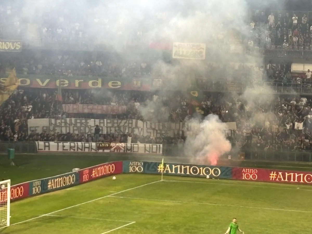 Ternana-Ascoli 0-2, contestazione sugli spalti: tensione fuori dallo stadio, ferito un carabiniere