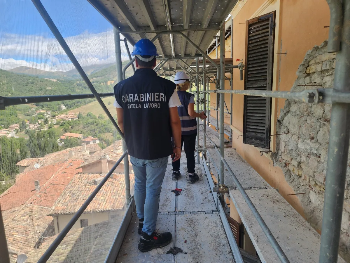 Perugia, cantiere edile irregolare a Ponte San Giovanni: lavoro nero e caporalato, scattano denunce