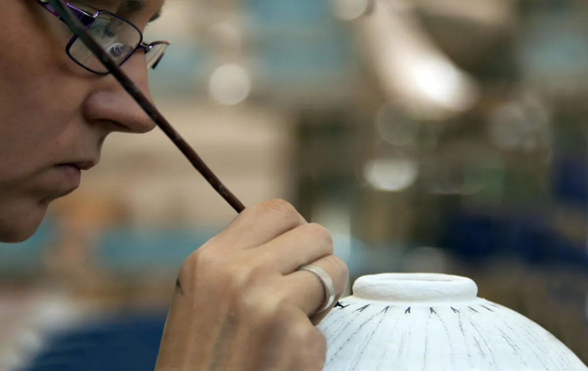 Tradizione, arte e maestria: l'Umbria dell'artigianato d'eccellenza tra ceramiche, oreficeria, ferro battuto e tessiture che mantengono viva la memoria del passato