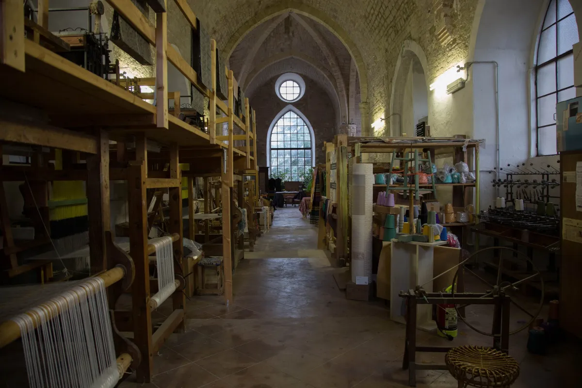 L'Umbria e la sua arte tessile: tra manifatture storiche, tessuti tipici e laboratori tradizionali, ecco dove immergersi nella cultura del filo e del ricamo