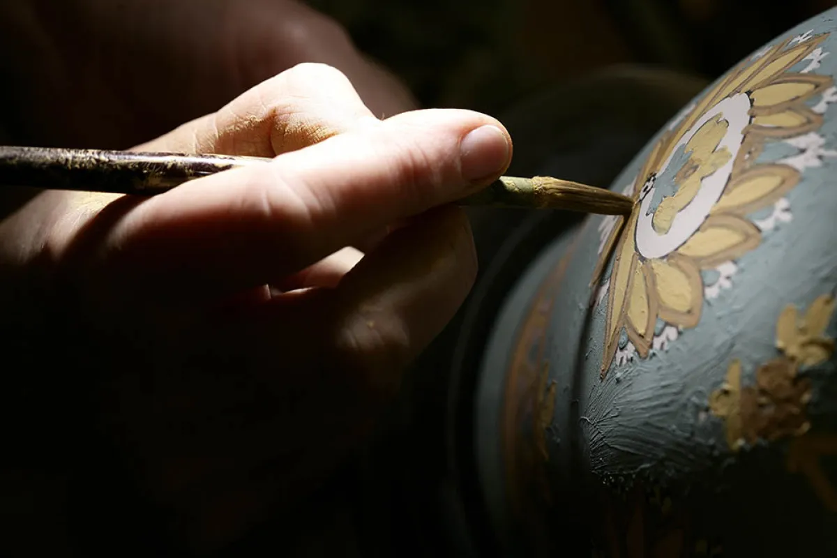 Dalle maioliche colorate di Deruta alle antiche ceramiche di Gubbio e Città di Castello: alla scoperta dei maestri umbri che preservano e rinnovano questa tradizione centenaria
