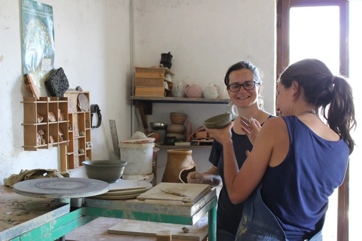 L'Umbria degli atelier: un viaggio nei laboratori che custodiscono l'anima artistica della regione, tra affreschi, ceramiche e tessiture pregiate