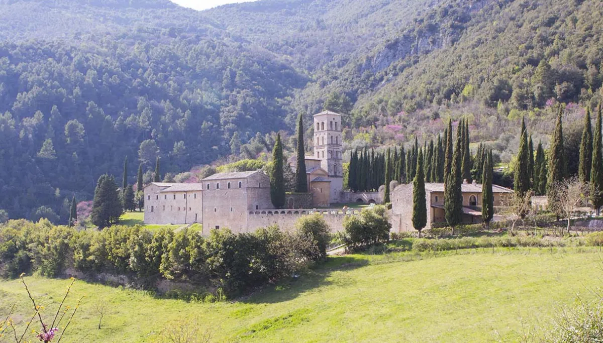 Le abbazie benedettine dell'Umbria: un viaggio tra chiostri, antiche biblioteche e silenzi millenari che raccontano la storia della fede e della cultura monastica